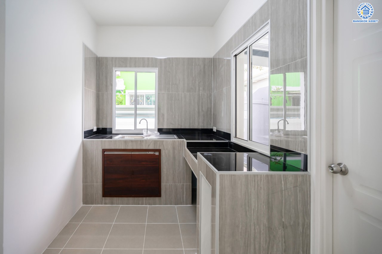 บ้านมือสองตกแต่งใหม่ หลังใหญ่ ม.ภัสสร14 บางใหญ่ ดีไซน์ทันสมัย เนื้อที่ 51.5 ตร.ว. รองรับทุกความสุข ฟังก์ชัน 3 ห้องนอน 2 ห้องน้ำ 2 ที่จอดรถ บนทำเลศักยภาพ ใกล้เซ็นทรัลเวสต์เกต ทางด่วน "ศรีรัช" และรถไฟฟ้าสายสีม่วง "สถานีตลาดบางใหญ่"